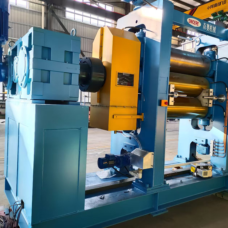 Stroj s gumenim kalandrom od 4 valjka