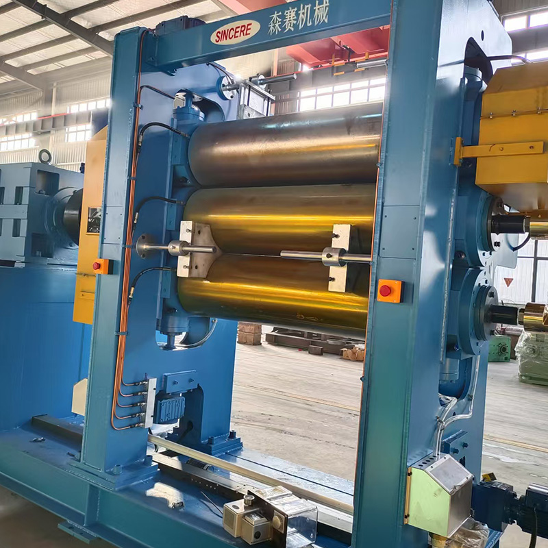 Stroj s gumenim kalandrom od 4 valjka