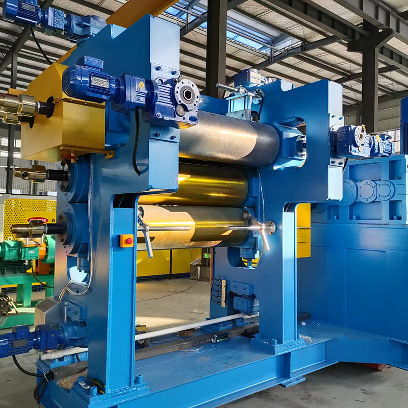 Stroj s gumenim kalandrom od 4 valjka