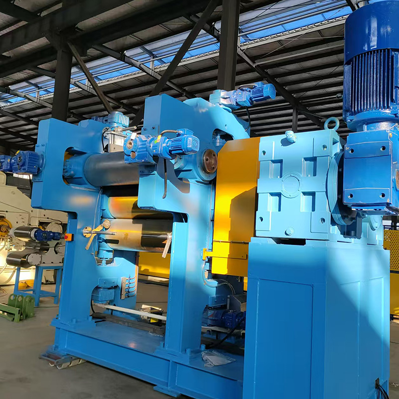 Stroj s gumenim kalandrom od 4 valjka