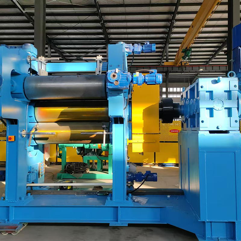 Stroj s gumenim kalandrom od 4 valjka