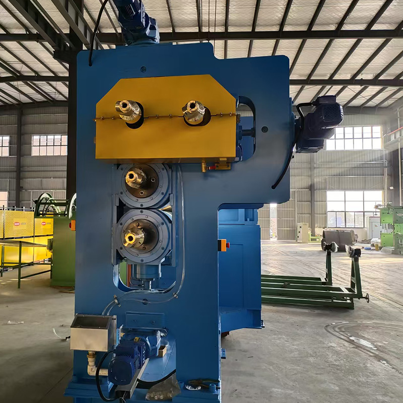 Stroj s gumenim kalandrom od 4 valjka