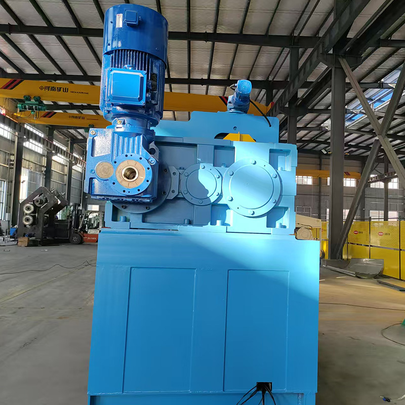 Stroj s gumenim kalandrom od 4 valjka