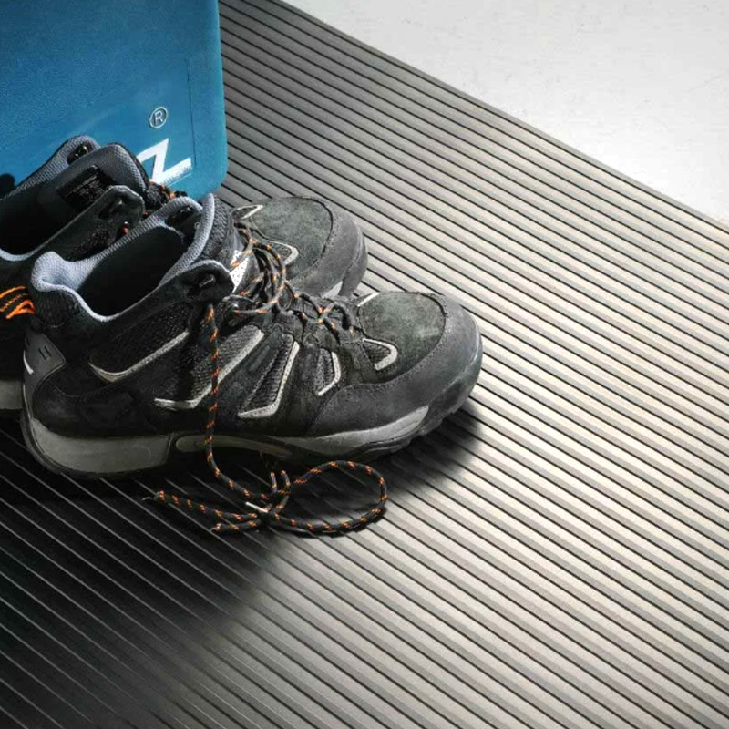 Široka rebrasta gumena prostirka